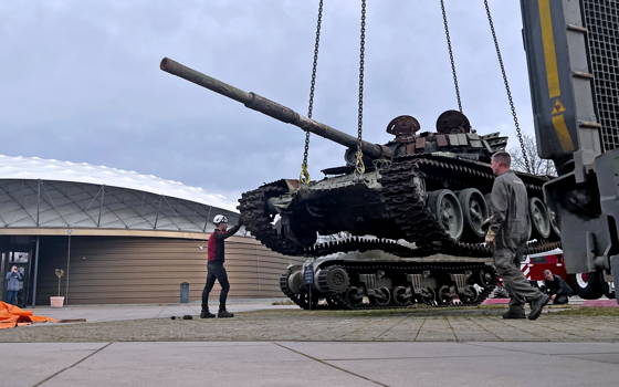 Zerstörter russischer Panzer und demolierter ukrainischer Krankenwagen im Freiheitsmuseum in Groesbeek