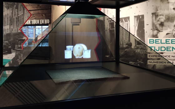 Unieke Hologramvitrine met historische objecten